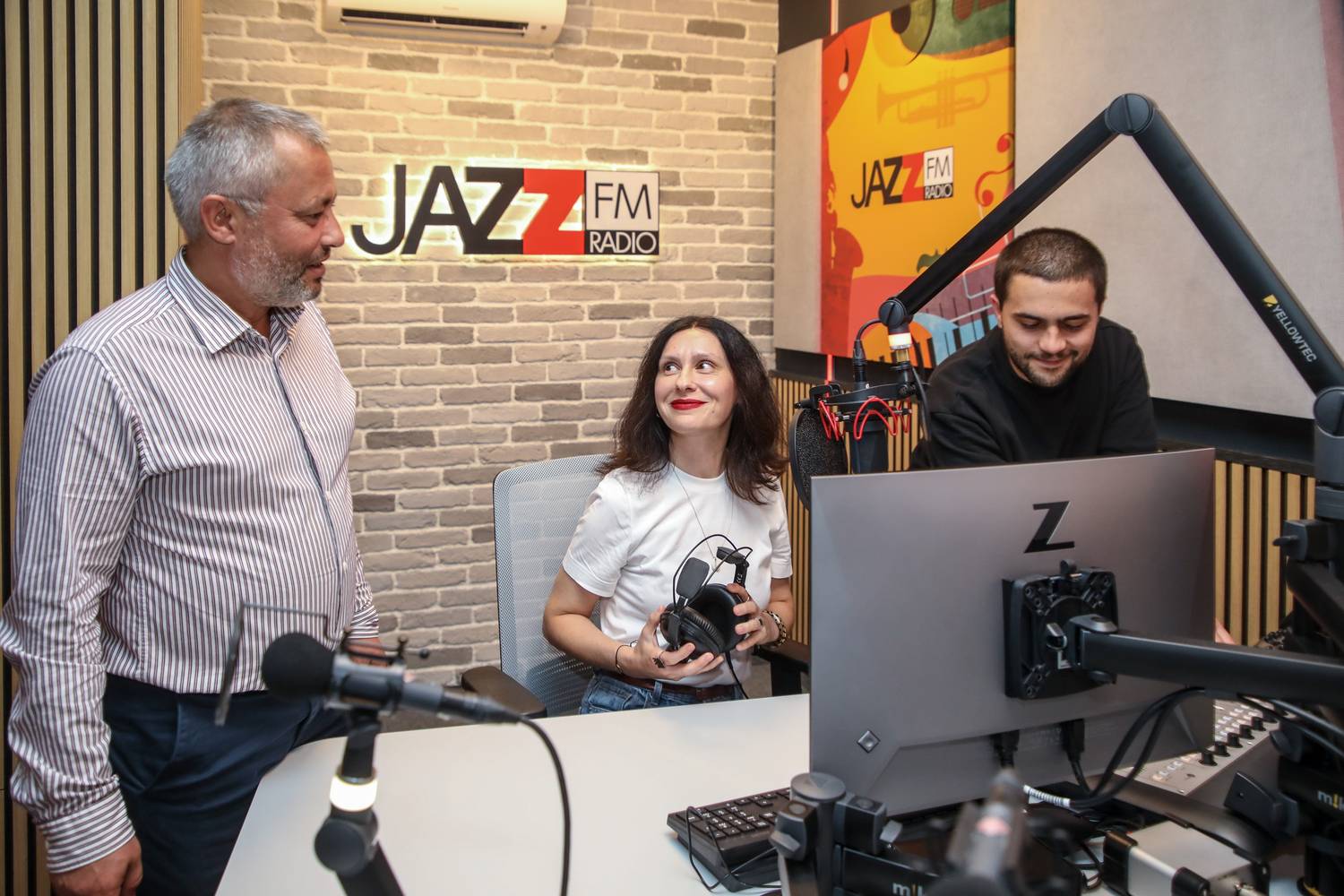 Специална програма с водещи Светослав Николов и Таня Иванова ще радва jazz почитателите през целия ден Специална програма с водещи Светослав Николов и Таня Иванова ще радва jazz почитателите през целия ден